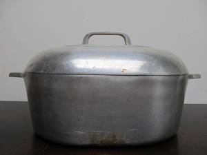 lot 58 image: Vintage WAGNER Oval Aluminum Roaster 