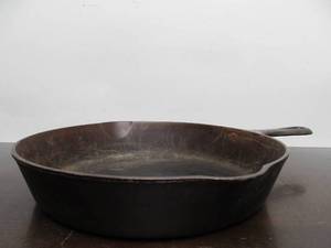lot 59 image: Vintage GRISWOLD No. 8 Cast Iron Skillet