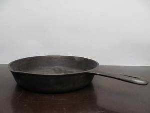 lot 60 image: Vintage WAGNER WARE Cast Iron 10.5 Skillet