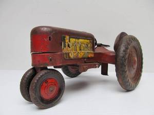 lot 85 image: Larger Vintage 1950s MARX Tin Toy Tractor