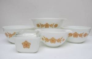 lot 86 image: Nice Set of Vintage PYREX Butterfly Gold Glass Dishware