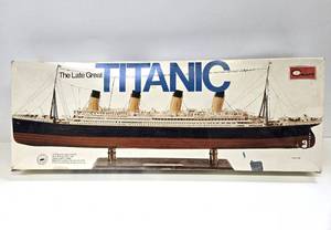 lot 191 image: LARGE New Unbuilt TITANIC Model Kit