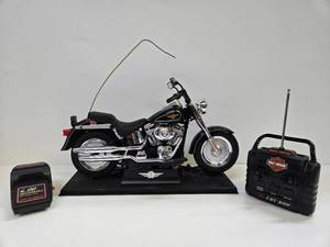 lot 275 image: New Bright HARLEY DAVIDSON RC Motorcycle