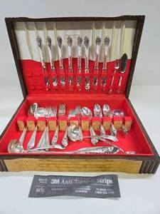lot 355 image: Excellent Clean Vintage Flatware Set wCase #1