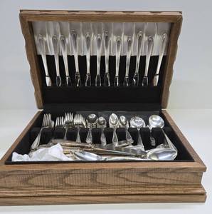 lot 356 image: Excellent Clean Vintage Flatware Set wCase #2