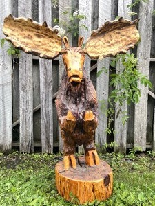 lot 401 image: Fantastic Large Carved Wood Rustic Log Moose Statue for Holding a Sign