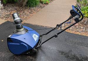 lot 26 image: SnowJoe 622U Electric Snowblower