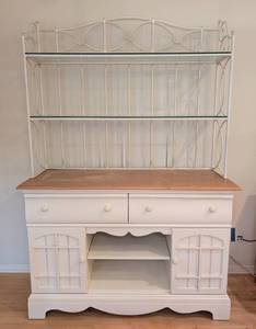 lot 6 image: Beautiful Thomasville White Wood Display Cabinet