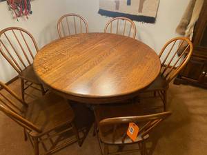 lot 5 image: Round Oak Clawfoot Table and 6 Chairs