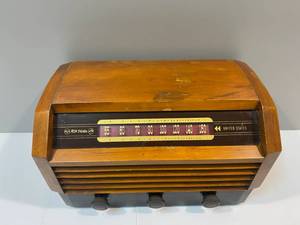 lot 6 image: RCA Victor Tube Radio