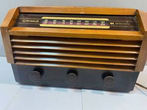 lot 6 image: RCA Victor Tube Radio