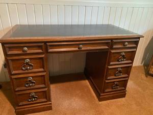 lot 7 image: Oak Desk