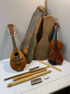lot 10 image: Vintage ViolinMandolinHarmonica