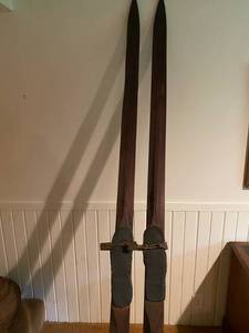 lot 12 image: Vintage Winter Skis