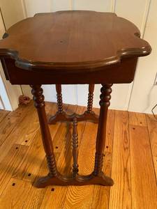 lot 19 image: Antique Oval side table