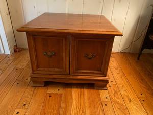 lot 20 image: Square End Table w2 drawers