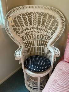 lot 23 image: Vintage Wicker Peacock Chair