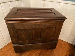 lot 32 image: Vintage Oak Wooden Ice Chest