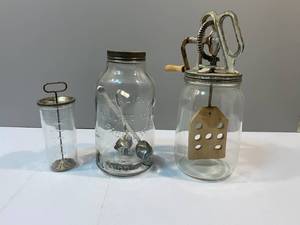 lot 37 image: Vintage 3 Piece Malted Milk Set