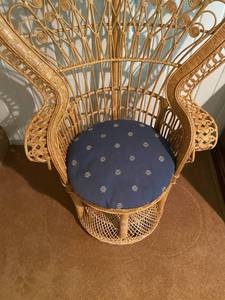 lot 8 image: Rattan Chair