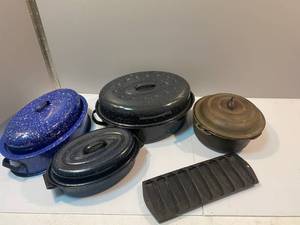 lot 92 image: Crescent Ozark 10 W Cast Iron KettleCast-iron Cornbread Roasters (3)