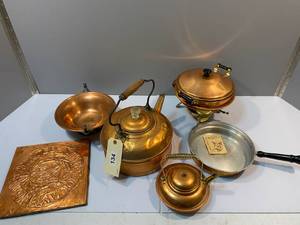 lot 134 image: Copper Kitchen Items and Decor