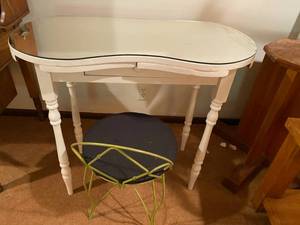 lot 151 image: Mirror Topped Curvy White Vanity