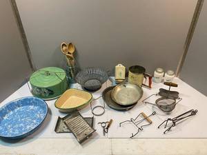 lot 109 image: Fun Collection of Retro, Antique and Vintage Kitchen Items