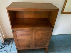 lot 142 image: Cabinet wTwo Doors
