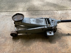 lot 212 image: 2 14 Ton Floor Jack
