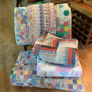 lot 256 image: Quilts and Quilt Rack - Antique and Vintage