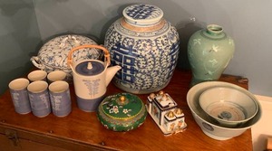 lot 274 image: Group of Colorful Vintage Items