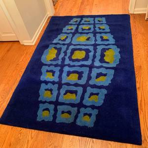 lot 275 image: Blue and Green Tortoise Shell Patterned Rug