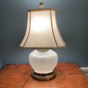 lot 277 image: Vintage Gillinder & Sons Art Deco Table Lamp Frosted Hand Blown Glass Birds w Shade