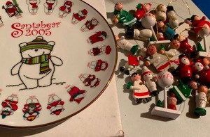 lot 292 image: Santabear 2005 Plate and Wood Mini Ornaments