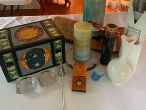 lot 198 image: Variety of Decorative Items
