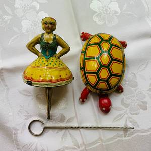 lot 224 image: Antique Tin Wind-up Toys