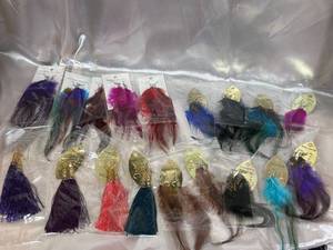 lot 47 image: Set of 12 Fashionable Feather and Tassel Earrings