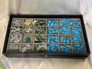 lot 76 image: Assorted Glass Shapes and Crystal Decorations