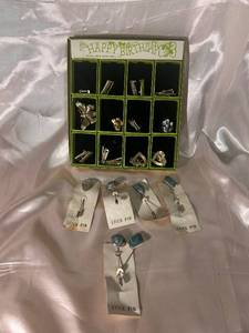 lot 90 image: Assorted Vintage Tie Clips and Stick Pins Set