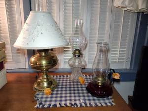 lot 50 image: 3 Vintage Hurricane oil lamps, Colonial style