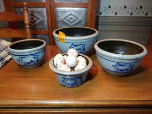 lot 81 image: 4 Vintage 1985 Rowe Pottery Works Salt Glaze Crock Bowls Pig on the Run, Various sizes