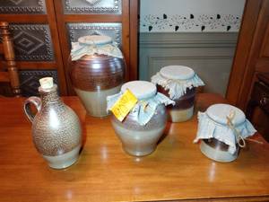 lot 90 image: 5 Rowe Pottery Works 1990 and 1991 Williamsburg Restoration Stoneware