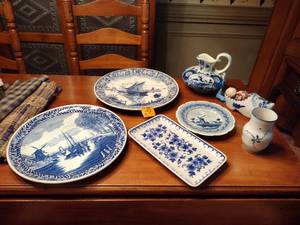 lot 105 image: 7 Delft pottery pieces