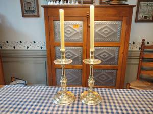 lot 122 image: 2 Baldwin brass candlestick holders, T 13 x W 6