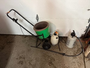 lot 124 image: PlantMates lawn fertilizer (wheel doesnt turn) Sears Easy Reach 2 gallon Sprayer No Name sprayer