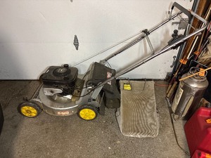 lot 61 image: 14SZ John Deere 21 cut Lawn Mower with Grass Bag