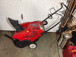lot 60 image: Troy-Bilt 21 clearing Width Squall 2100 electric start snow blower, 4-cycle engine