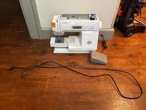 lot 113 image: Singer 50th Anniversary Quantum XL-3400 sewing machine