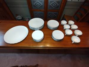 lot 130 image: 41 pc Lenox Weatherly China Dinnerware